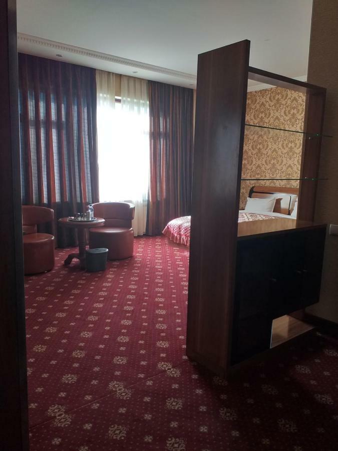 Seoul Hotel Shymkent Eksteriør billede